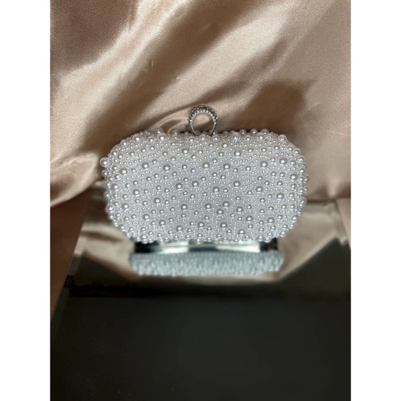 Clutch Your Pearls Women's Clutch Bag
